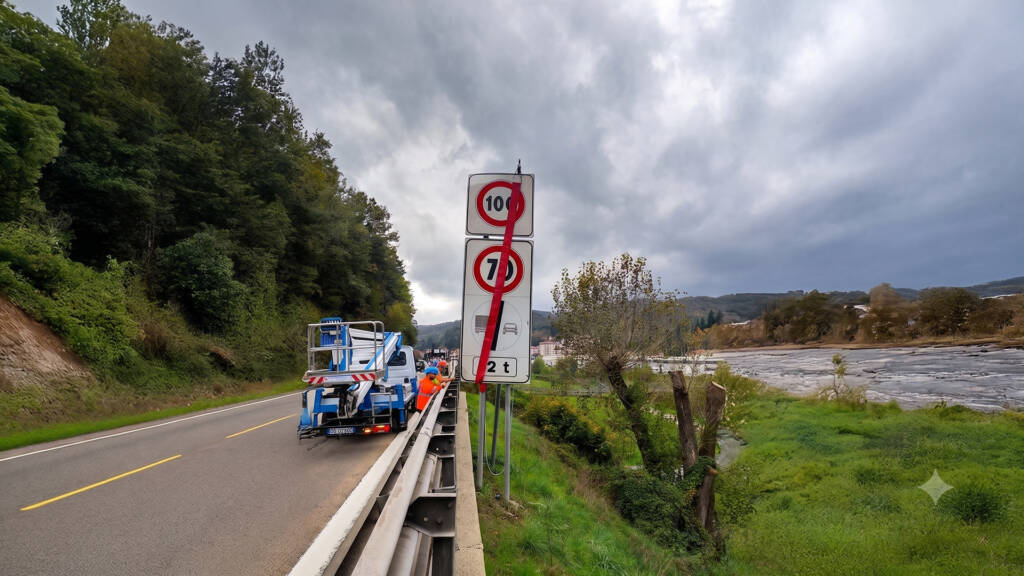 Cartello autostradale barrato per manutenzione
