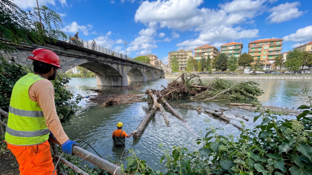 Operatori che intervengono per pulire un fiume da un albero caduto